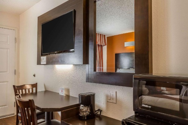 Rodeway Inn Wine Country image 11